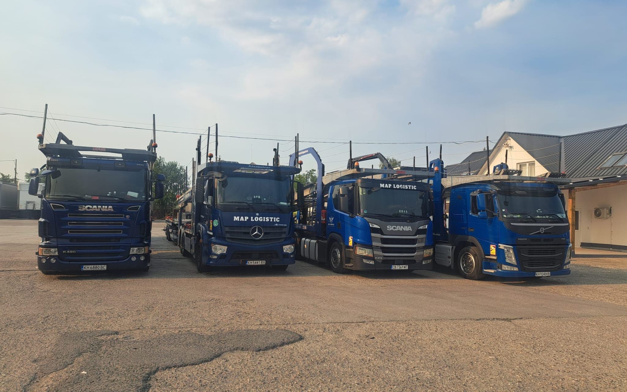 Четири сини автовоза на MAP LOGISTIC, паркирани един до друг