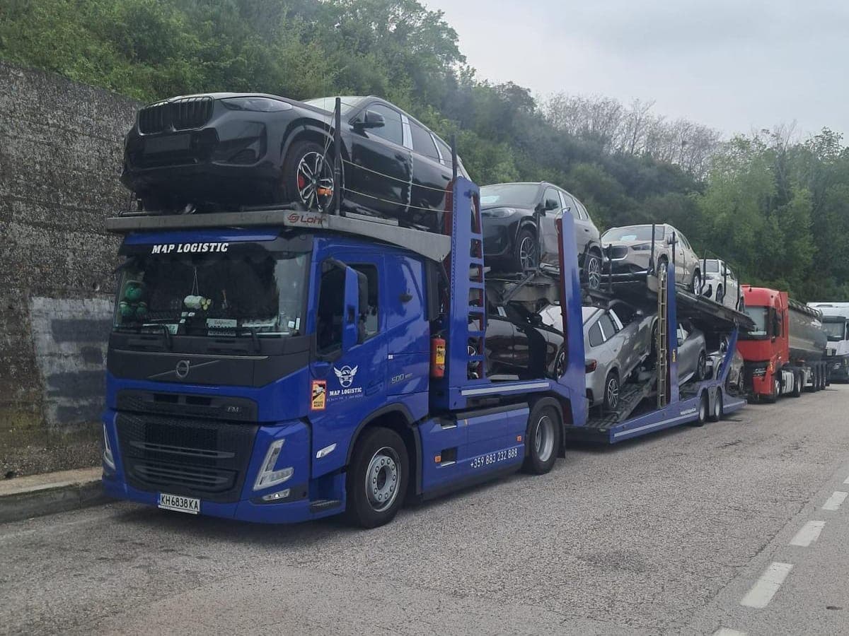 Нашият син автовоз Volvo, натоварен с нови коли