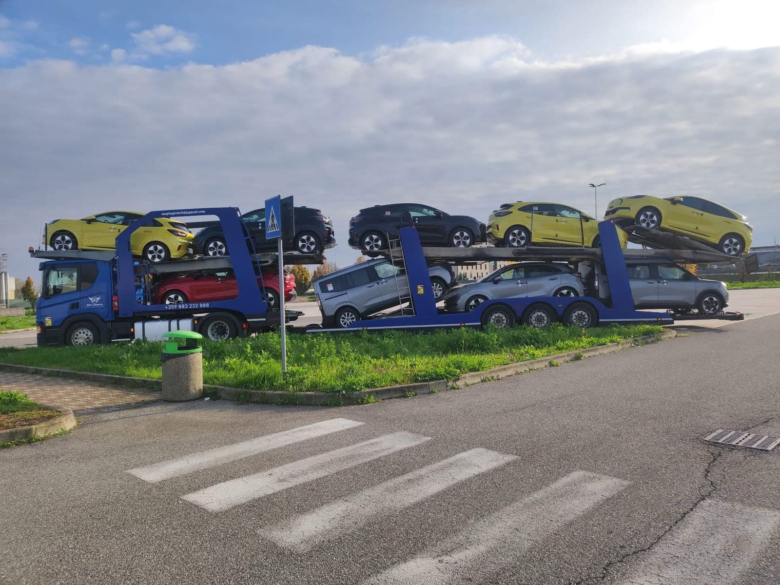 Нашият син автовоз Scania, натоварен с нови малки джипове в Италия